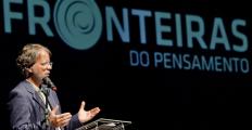 Mia Couto desempareda o pensamento no Fronteiras Florianópolis